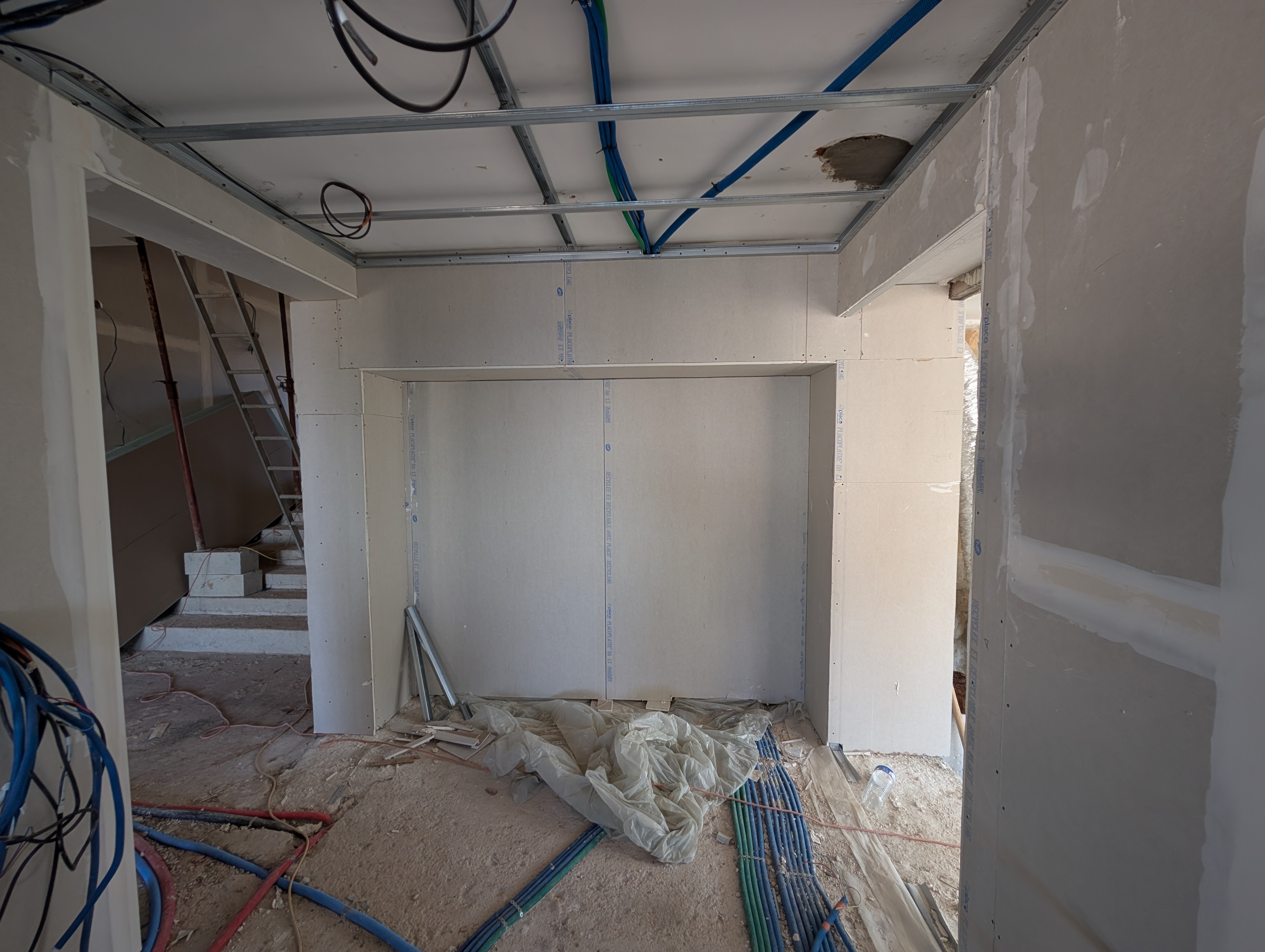 Ossature métallique et cloisons placo en cours de pose — aménagement intérieur dans le Var par Provence Bati Travaux